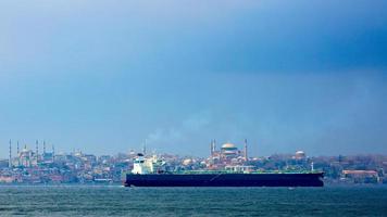 enorme petroliera greggio nello stretto del bosforo, istanbul, turchia foto