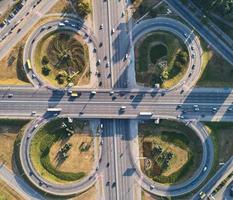 paesaggio aereo della trafficata strada di svincolo autostradale, concetto di trasporto foto