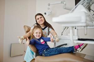 bambina alla poltrona del dentista. bambini dentali. foto