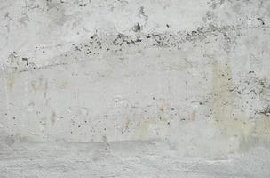 muro di cemento incrinato sporco di lerciume foto