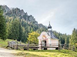 chiesa nella foresta foto