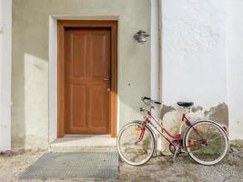 bicicletta e porta d'ingresso foto