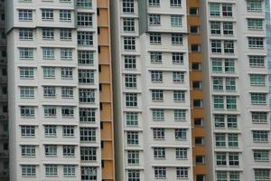 vista dal basso di edifici residenziali di singapore foto