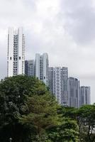 vista dal basso di edifici residenziali di singapore foto