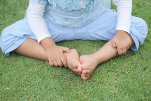 bambina che soffre di prurito alla pelle foto