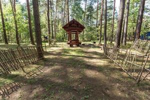 pergole da campeggio in legno con tutti i comfort in una pineta foto