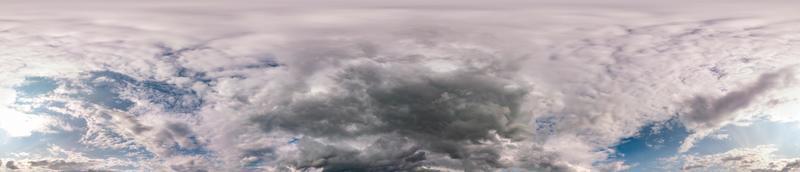 cielo blu nuvoloso senza soluzione di continuità panorama hdri angolo di 360 gradi con zenit e bellissime nuvole per l'uso in grafica 3d come sky dome foto