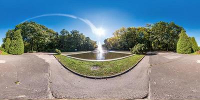 panorama hdri sferico completo senza soluzione di continuità vista angolare a 360 gradi dell'inizio dell'autunno nel parco cittadino vuoto vicino alla fontana proiezione sferica equirettangolare con zenit e nadir. per i contenuti vr foto