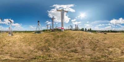 panorama hdri completo sferico senza soluzione di continuità vista angolare a 360 gradi su strada sterrata vicino al monumento della montagna delle croci sulla collina in proiezione equirettangolare, contenuto di realtà virtuale vr ar. luogo del pellegrino foto