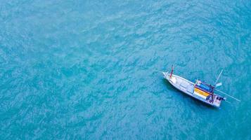 barca da pesca in mare foto