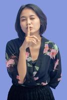 giovane donna asiatica con un gesto attraente foto