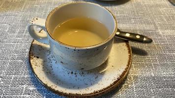 tazza leggera con tè verde sul tavolo foto