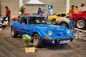 friedrichshafen - maggio 2019 blue opel gt 1968 coupé al motorworld classics bodensee l'11 maggio 2019 a friedrichshafen, germania foto