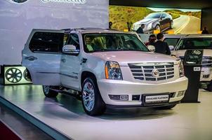 mosca, russia - agosto 2012 cadillac escalade platino presentato in anteprima mondiale al 16° salone automobilistico internazionale di mias mosca il 30 agosto 2012 a mosca, russia foto