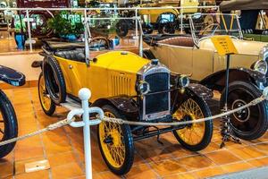 fontvieille, monaco - giu 2017 peugeot gialla nel museo della collezione di auto migliori di monaco foto