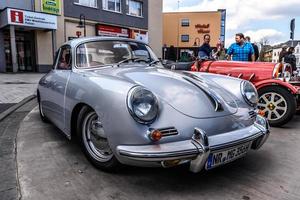 germania, limburg - aprile 2017 argento porsche 356 coupé 1948 a limburg an der lahn, hesse, germania foto