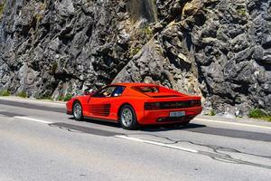 berna, svizzera - mai 2017 ferrari testarossa 1984 vicino al lago foto