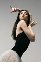 ballerina in body e gonna bianca improvvisa coreografie classiche e moderne in uno studio fotografico foto