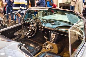 friedrichshafen - maggio 2019 interni di argento chevrolet corvette c1 1961 cabrio al motorworld classics bodensee l'11 maggio 2019 a friedrichshafen, germania foto