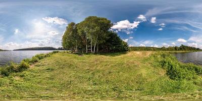 panorama hdri sferico senza soluzione di continuità vista angolare a 360 gradi sulla costa erbosa di un enorme fiume o lago in una soleggiata giornata estiva e tempo ventoso in proiezione equirettangolare con zenit e nadir, contenuto vr ar foto