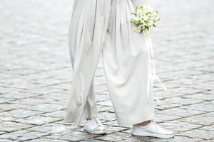 elementi di un abito casual da donna con un bouquet di calle foto