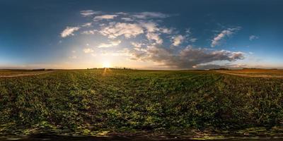 panorama hdri sferico completo senza soluzione di continuità angolo di 360 gradi in campo in estate tramonto serale con fantastiche nuvole in proiezione equirettangolare, pronto per realtà virtuale vr ar foto