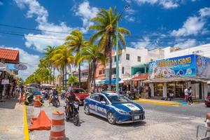 isla mujeres, messico - aprile 2022 polizia blu kia ceed ii tra le palme vicino a cancun foto