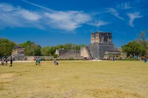 il campo del gran ballo, gran juego de pelota del sito archeologico di chichen itza nello yucatan, messico foto