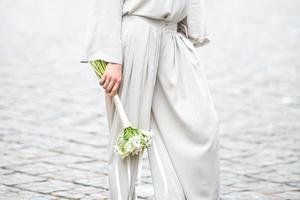 elementi di un abito casual da donna con un bouquet di calle foto