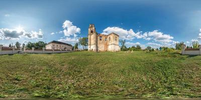 panorama hdri sferico completo senza soluzione di continuità a 360 gradi nel cortile della chiesa cattolica abbandonata distrutta in proiezione equirettangolare con zenit e nadir, contenuto vr foto