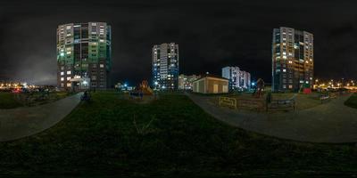 panorama notturno hdri sferico completo senza cuciture angolo di visione a 360 gradi luce nelle finestre dell'area edificabile a più piani dello sviluppo urbano quartiere residenziale in proiezione equirettangolare, contenuto ar vr foto