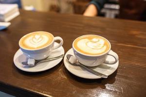 due tazze di caffè su un tavolo in un bar foto