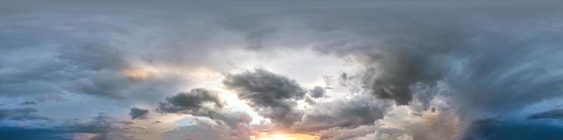 cielo scuro senza soluzione di continuità prima del tramonto panorama hdri angolo di 360 gradi con bellissime nuvole da utilizzare nella grafica 3d o nello sviluppo di giochi come sky dome o modificare riprese con drone foto