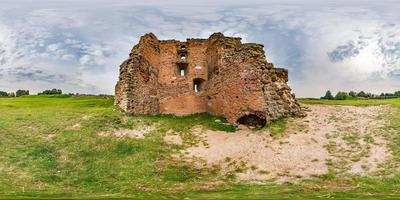 Panorama hdri sferico senza soluzione di continuità Vista angolare a 360 gradi vicino al muro del castello in rovina del granducato di lituania in proiezione equirettangolare con zenit e nadir, pronto per contenuti di realtà virtuale vr foto