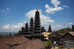 complesso besakih pura penataran agung, tempio indù di bali, indonesia foto