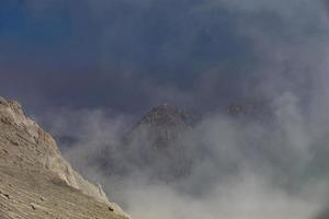 miniera di zolfo con lavoratori a kawah ijen, java, indonesia foto