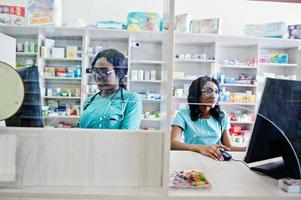 due farmacisti afroamericani che lavorano in farmacia presso la farmacia dell'ospedale. assistenza sanitaria africana. foto