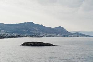 isola sola. paesaggio panoramico con isole di montagna e laguna blu sul Mar Egeo. scenario esotico. punto di riferimento popolare, famosa destinazione di bodrum, turchia. foto