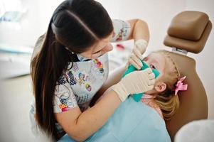 bambina alla poltrona del dentista. bambini dentali. foto