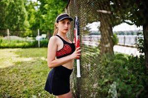 bella donna sportiva tennista con racchetta in costume sportivo. foto