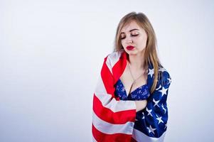 ragazza carina in reggiseno con bandiera americana degli Stati Uniti isolata su sfondo bianco. foto