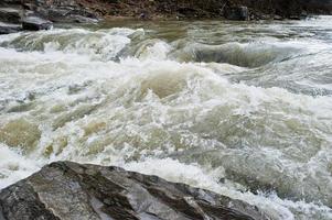 fiume prut incredibile e tempestoso alle montagne dei Carpazi, resort di jaremcze, ucraina, europa. foto