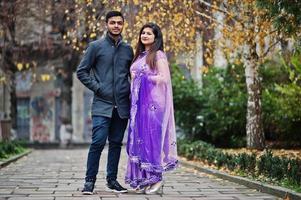 coppia indù indiana alla moda poste sulla strada. foto