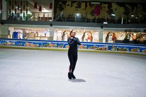 pattinatore artistico donna alla pista di pattinaggio su ghiaccio. foto