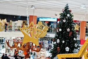 decorazioni di capodanno nel centro commerciale con albero di natale. foto