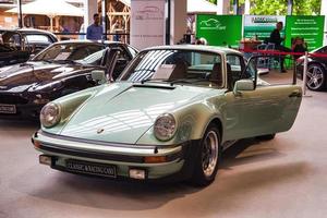 friedrichshafen - maggio 2019 bianco verde chiaro porsche 911 930 turbo 1977 coupé al motorworld classics bodensee l'11 maggio 2019 a friedrichshafen, germania foto