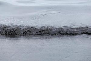 fuoriuscita di petrolio greggio sulla spiaggia foto