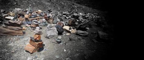 pila di pietre in cima alla montagna organizzata per la meditazione. foto