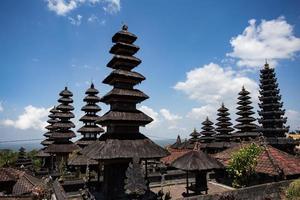 complesso besakih pura penataran agung, tempio indù di bali, indonesia foto