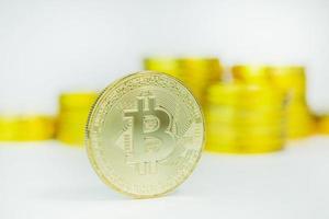 concetto di criptovaluta. bitcoin, monete d'oro, criptovaluta con spazio per il tuo concetto. foto